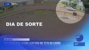 Motociclista acaba sentado no teto do carro