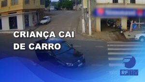 Câmeras registram momento em que criança cai de carro em movimento mais uma vez