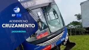 Motociclista fica ferido após colidir com ônibus